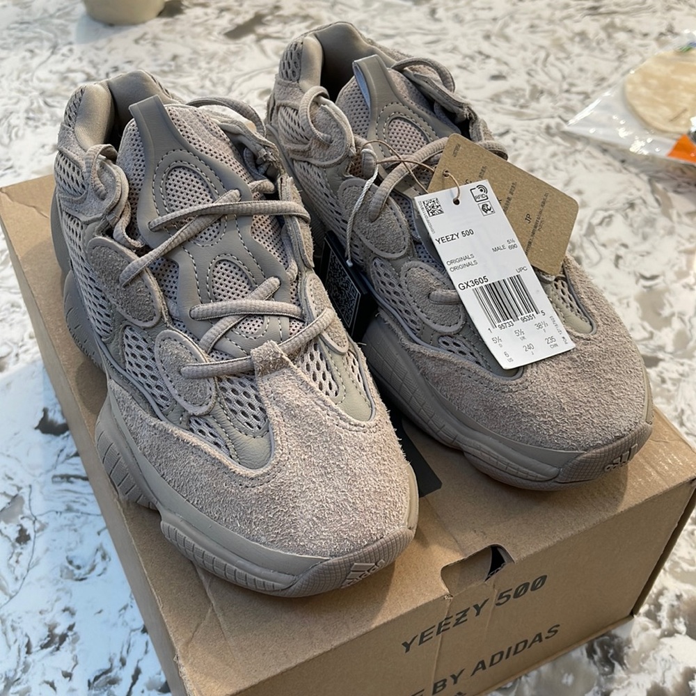 YEEZY 500 WOMENS 7.5/MENS 6